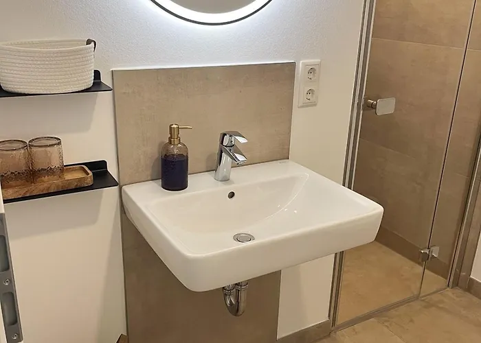 Altstadtflair Modernes Mit Gartenblick نيوروبين